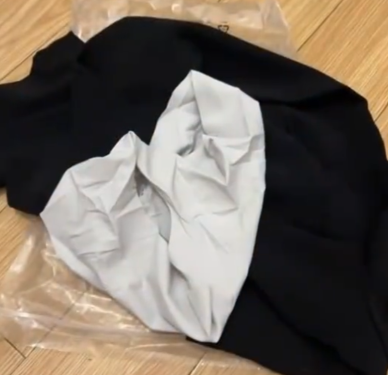 上海，一女子花332元网购一条牛仔裤，岂料在拆快递时掉出来一条女士内裤，裆部发黄