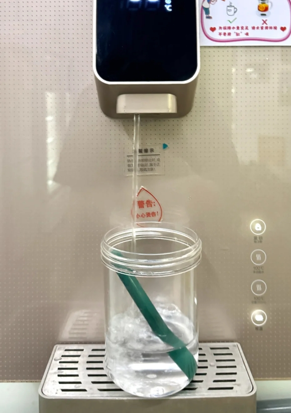 又到办公室了，第一件事干嘛呢？

当然是接水！

一杯清水灌大脑，小智完全苏醒！