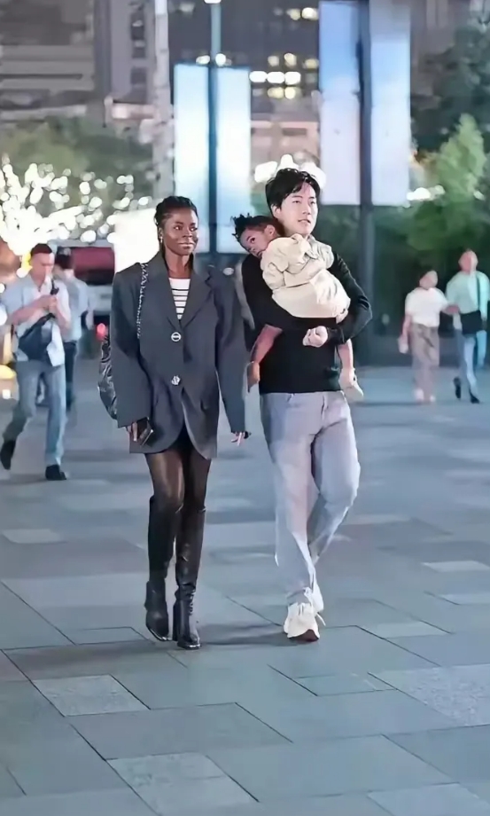 越看越别扭。这孩子脸真黑

