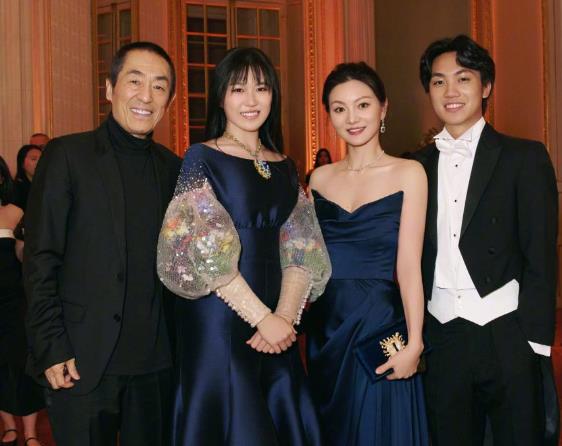 张艺谋妻子陈婷鲜少在公众视野高调露面。此次亮相巴黎名媛舞会，一袭“裹身”礼服惊艳