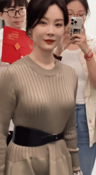 陈数的腰谁懂啊，年近50了，多少人能做到
才貌双绝的陈数[微笑]真是便宜赵胤胤了