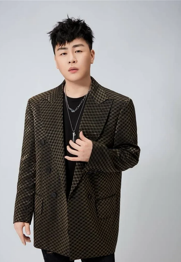 主持人问胡彦斌:“你都41岁了，为什么还不结婚？”胡彦斌一脸无奈:“当年要不是妈