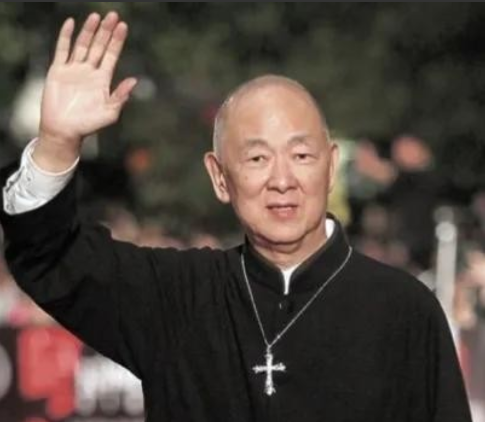 2015年，79岁的谢贤在一次采访中不满81岁的曾江的言语，起身怒甩了他一个耳光