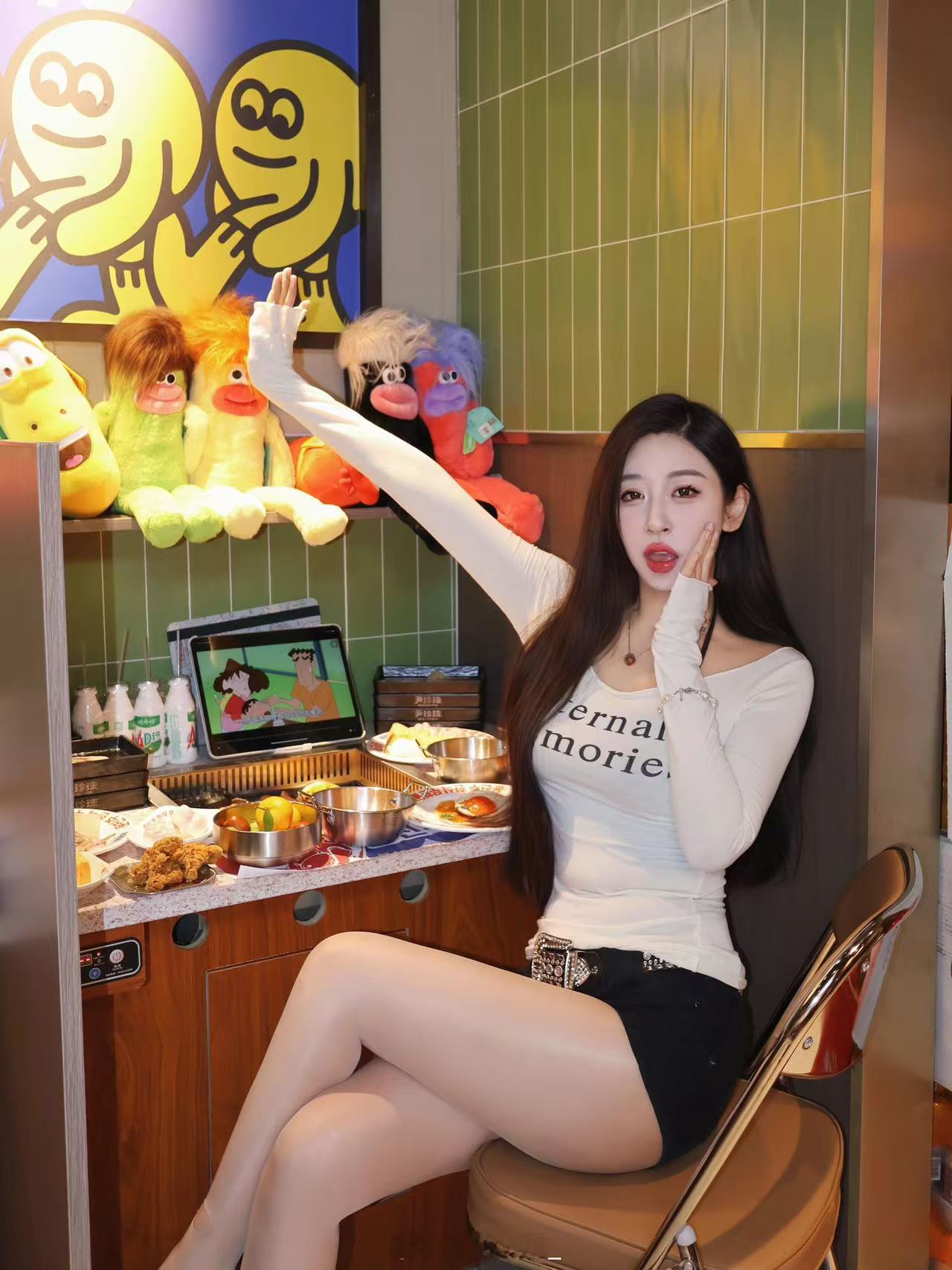 女子身姿婀娜，曲线尽显柔美哈哈哈哈