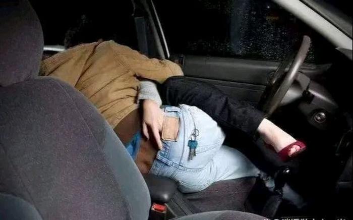 河北发现，一男子发现妻子和同事在车内发生不正当关系，遂拿出手机拍视频取证，不料妻