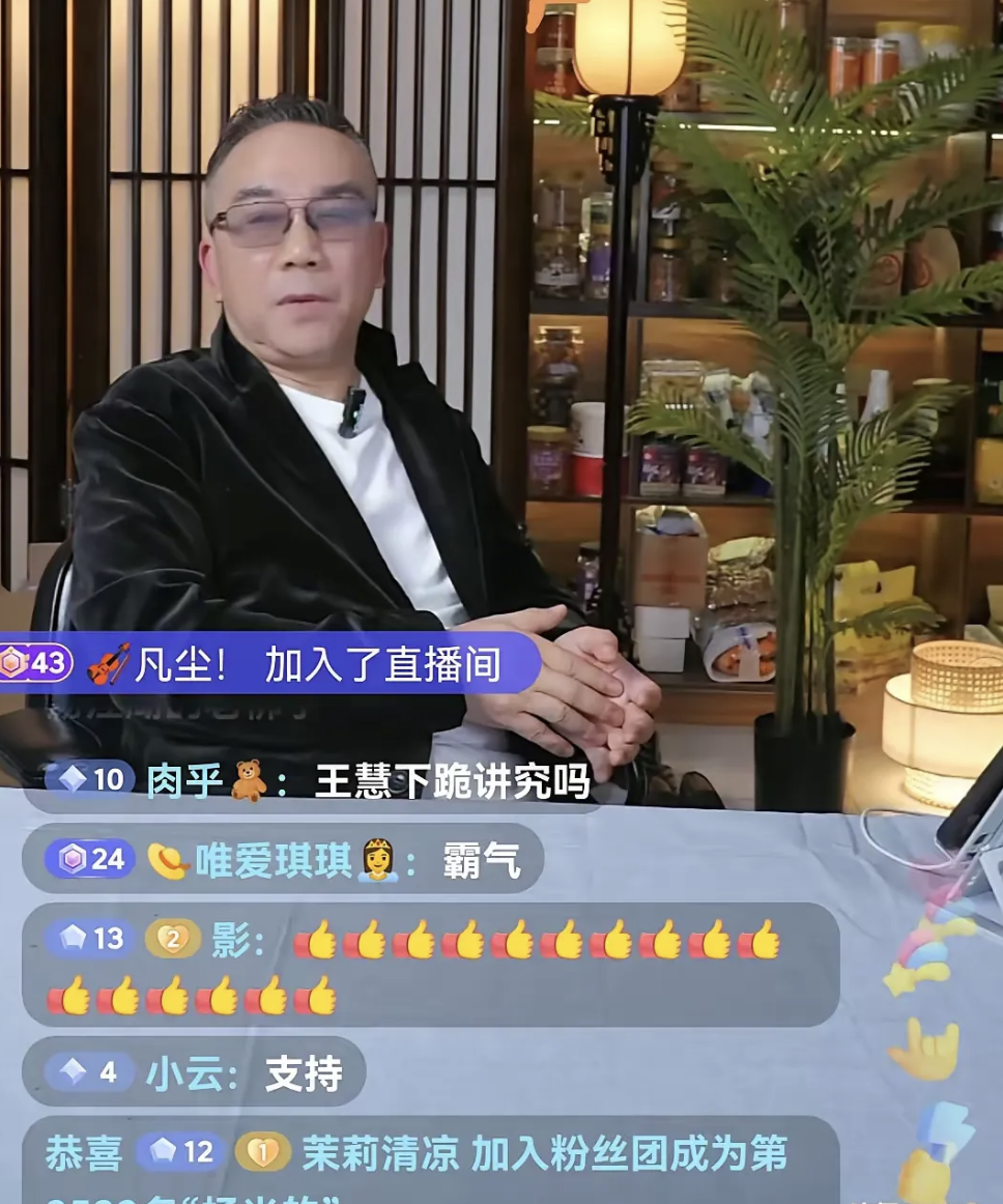 杨仪开直播点名郭德纲，小刚子，你不管郑好，我就说说你，你的相声不怎么样，你的活不
