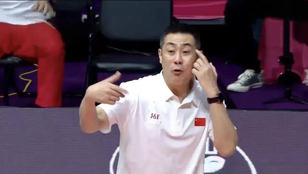 关于陈方这个教练，我有3个疑惑：
1 .明明可以坚持一套阵容打到底。可陈方教练却