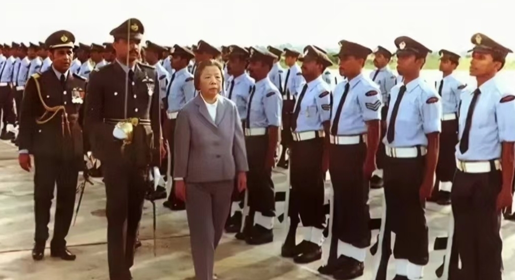 1977年，73岁的邓颖超访问斯里兰卡，检阅三军仪仗队时的珍贵留影。镜头下的士兵