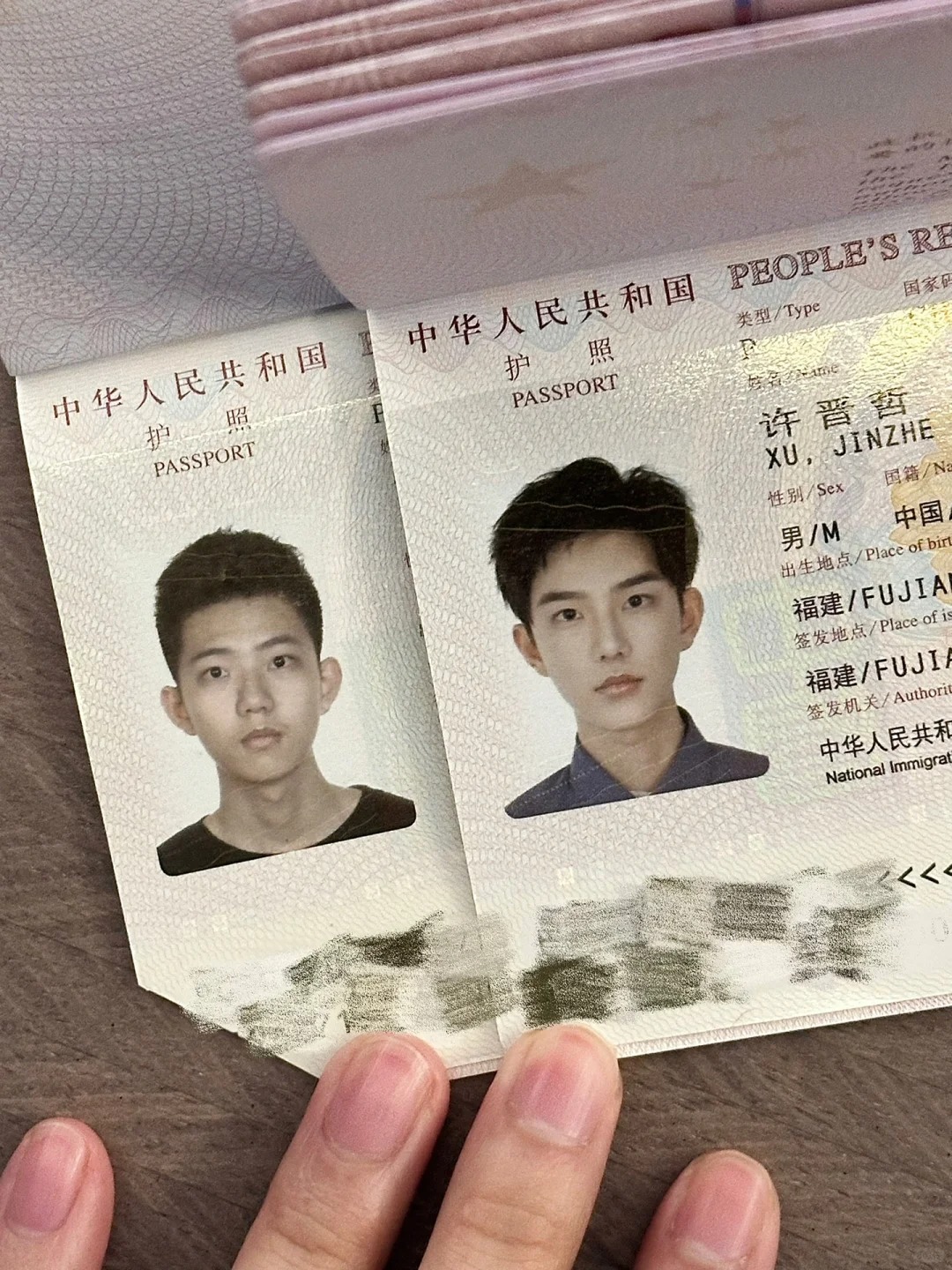 一个普通男生的十年
14年到24年的护照照片的变化，
除了容貌上的改变，更喜欢自