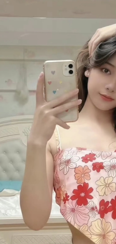 吴柳芳的一张自拍
无情的揭开了圈内的遮羞布
所谓的网红月入百万，年入千万上亿不过