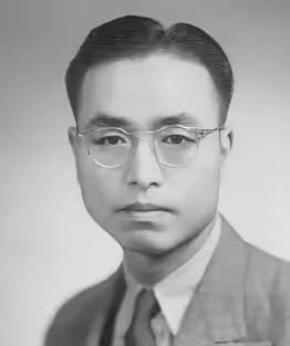 1919年，23岁民國才子郁达夫走进红楼，想找个合心意的姑娘。他支支吾吾对妈咪说