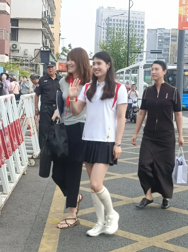 穿上裙子的张雨霏太漂亮了！以后不知道要嫁给哪个有福的家伙？肯定不是汪顺和潘展华了