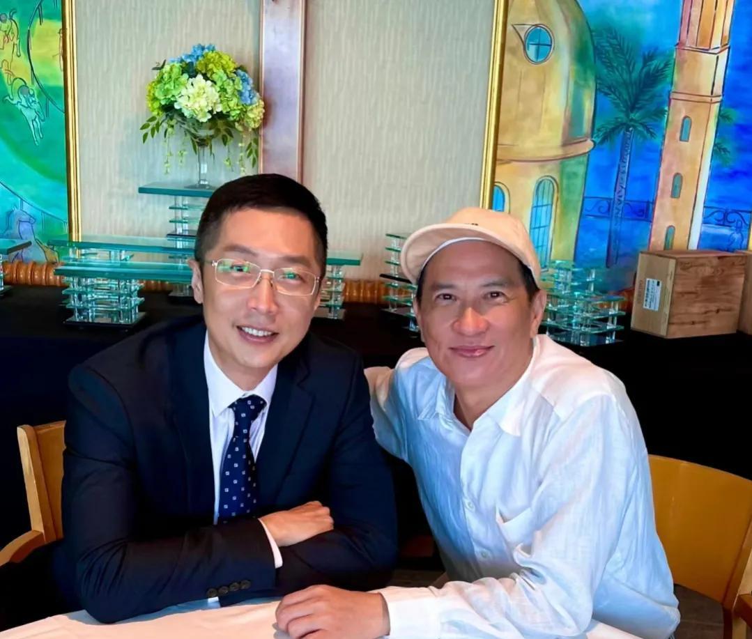 张家辉旁边这人不会老吗？我小时候看《鹿鼎记》演时他长这样，现在我都长白头发了，他