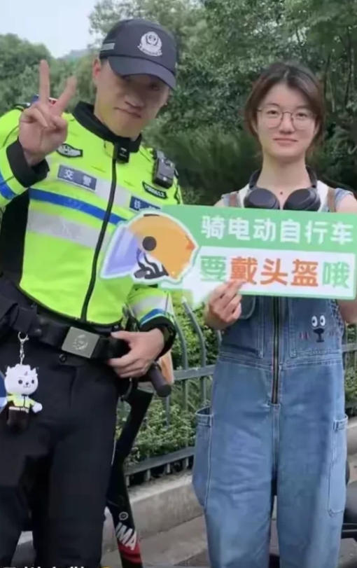 太争议了！浙江温州，有一名女子因为骑电动车没有佩戴头盔，被交警叔叔拦截了下来，交