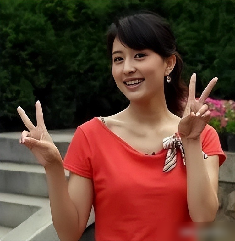张蕾，曾是央视一姐，如今已成过去式！

张蕾出生在山西的一个艺术家庭，从小跟随父