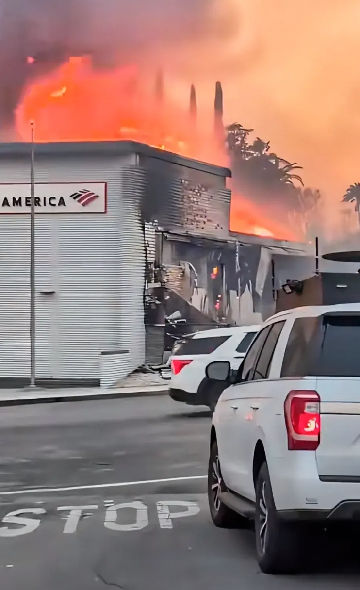 又可以洗劫全球富人了！
洛杉矶的大火烧毁了CHASE银行，这下损失惨重了，里面的