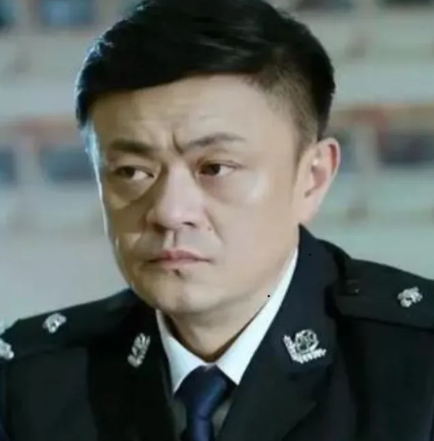他长得其貌不扬，净演一些小角色、小人物，表演真实自然，观众越来越喜欢他了。
他是