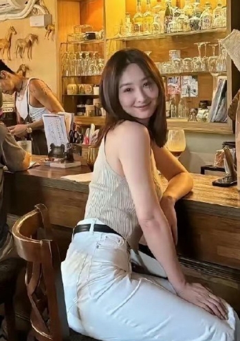 高海宁这样的身材才叫好，有肉的地方有肉，看起来气血很足。 ​​​