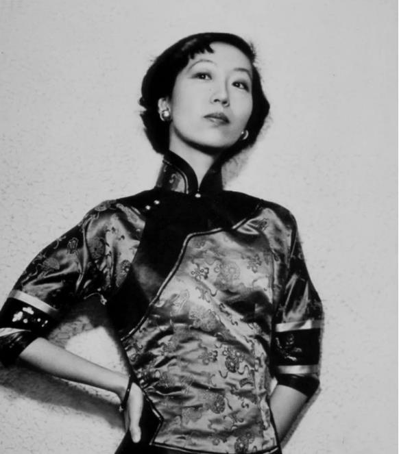 1995年，74岁张爱玲在美国出租屋内孤独死去，尸体在一周后才被发现。她一丝不挂