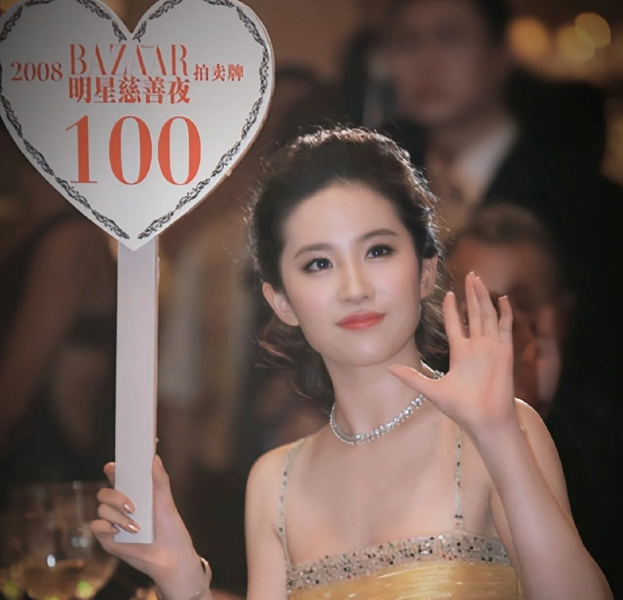 刘亦菲走出演艺舞台,凭慈善温暖整个世界