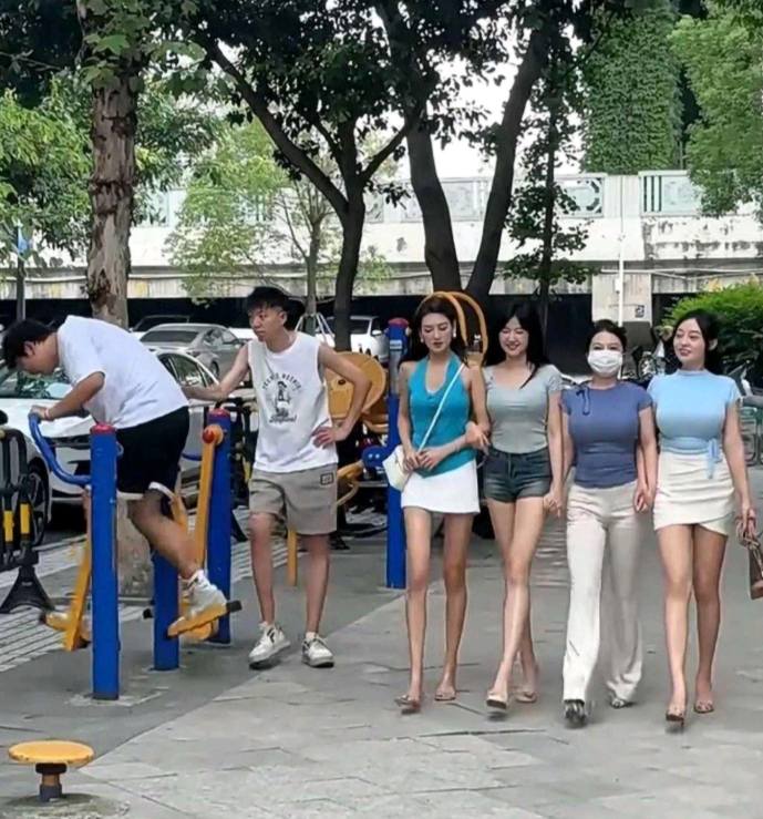 是不是所有男生的反应都和他们一样的呢？！哈哈哈！[开怀大笑][开怀大笑][开怀大