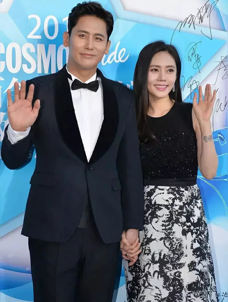 天啊！著名演员于晓光的儿子真的火出圈了！看看这个孩子的长相，真的是浓眉大眼，地格