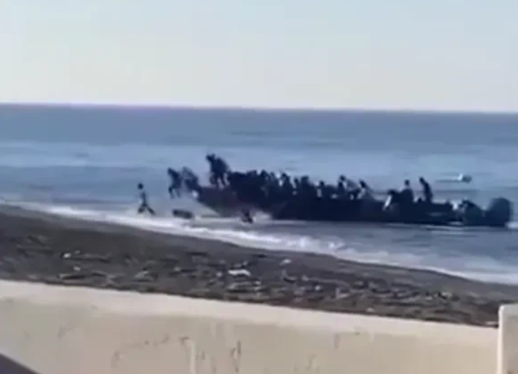 
伦敦那边还在忙着骚乱，另一边，大批非法移民的援军还在源源不断登陆英国。
有网友