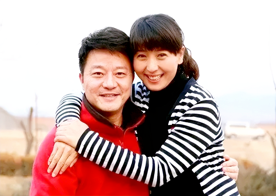 “小品女王”闫学晶20岁时，嫁给了二婚带着女儿的林越，在45岁的时候，闫学晶继女