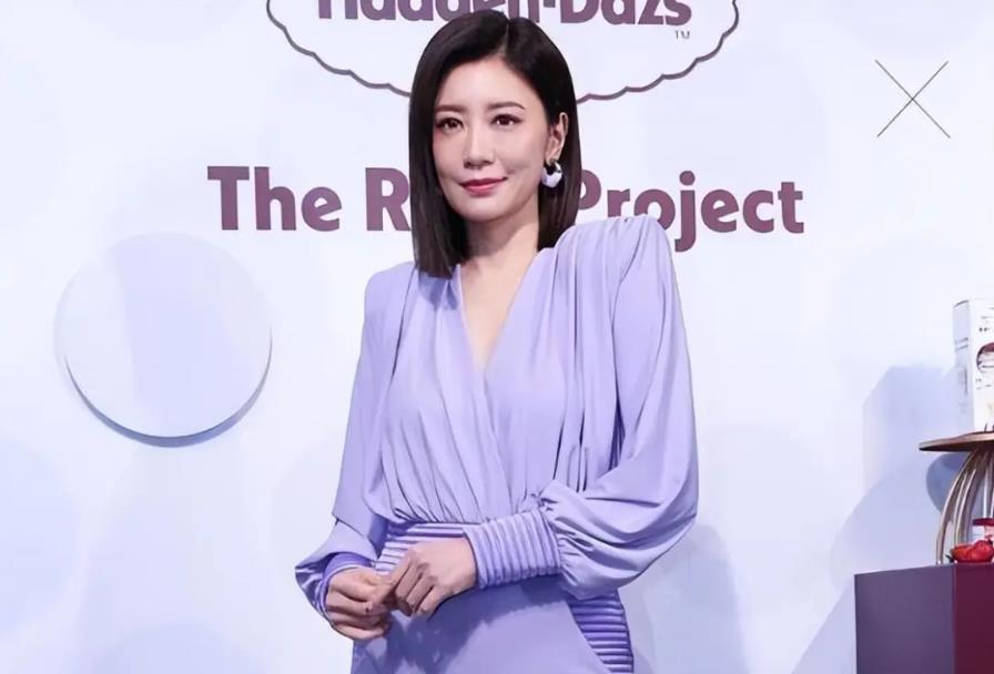 贾静雯作为知名演员，出席品牌活动，穿着打扮非常优雅。她的皮肤保养得非常好，年近5