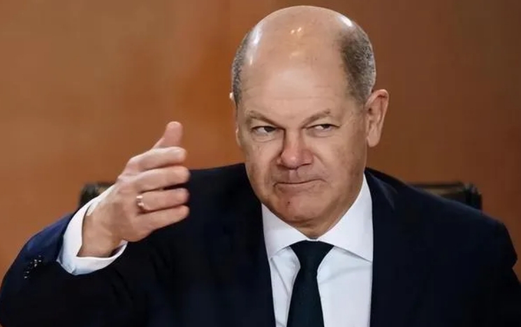德国演的现实版中国寓言故事！
德国总理舒尔茨自上台以来，就想做美国人的走狗，整天