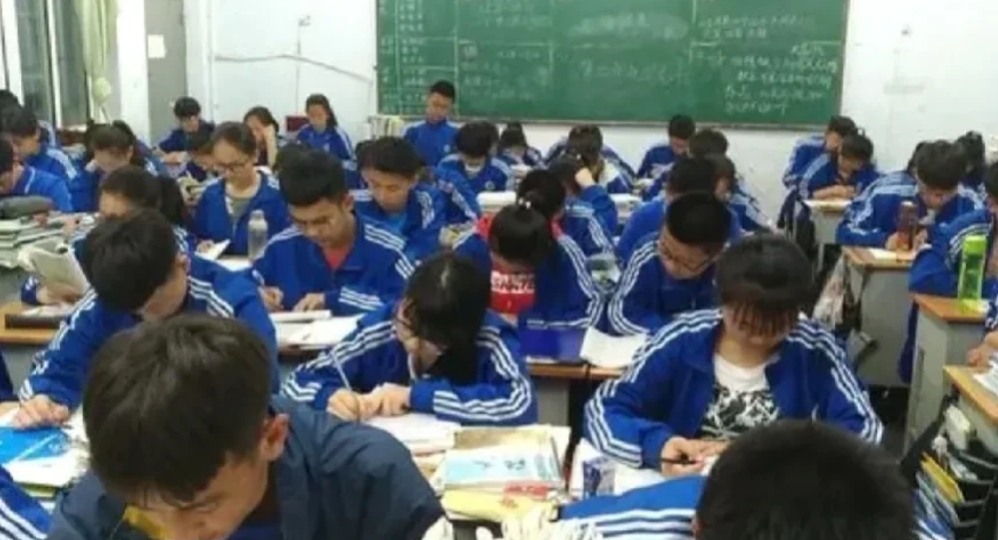 高考失利复读一定有用吗？朋友汪姐的儿子平时也是一名学霸，高三每次月考成绩都在65