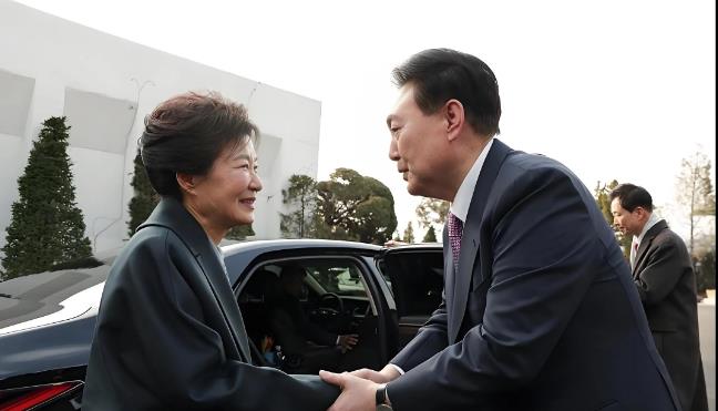 尹锡悦面临的结果可能要比当年的朴槿惠还严重！
如果没记错，当年朴槿惠只是因为滥用