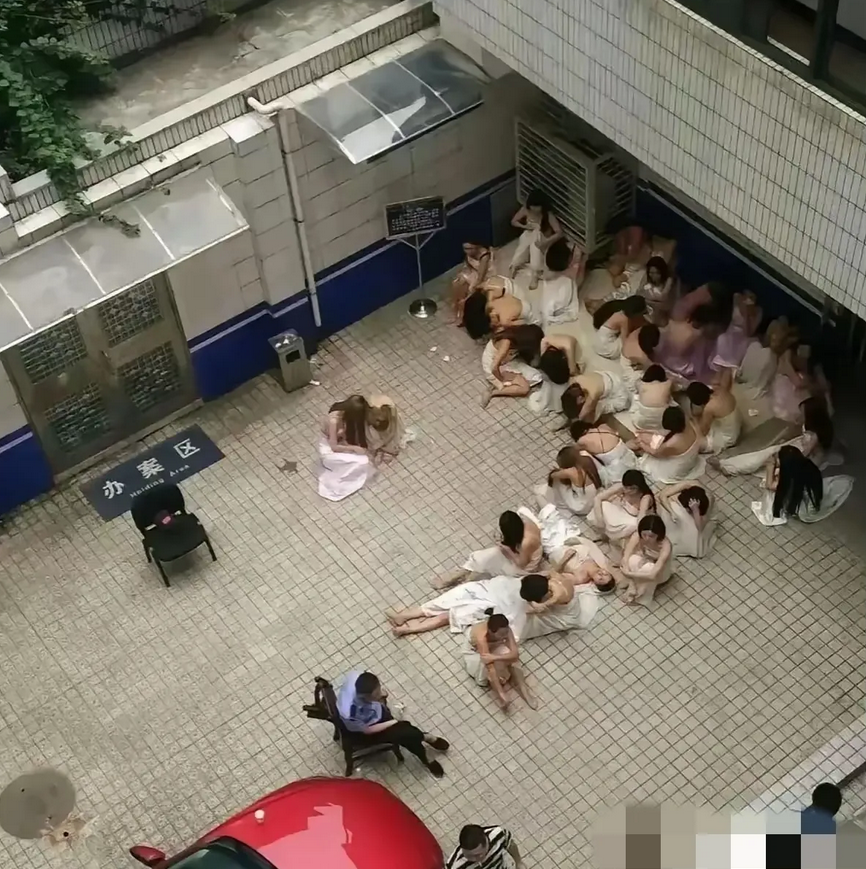 震惊！闺蜜“办事照片”曝光，她们的操作让人意外！

最近，一组所谓的“闺蜜办事照