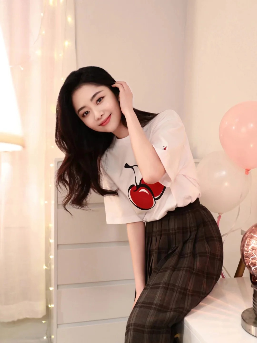 谭松韵穿着大樱桃t恤，甜美可爱又迷人