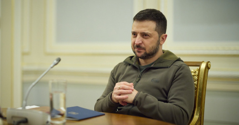 泽连斯基宣布了一个炸裂的消息——乌克兰将要求在秋季结束持续两年半的俄乌冲突，并且