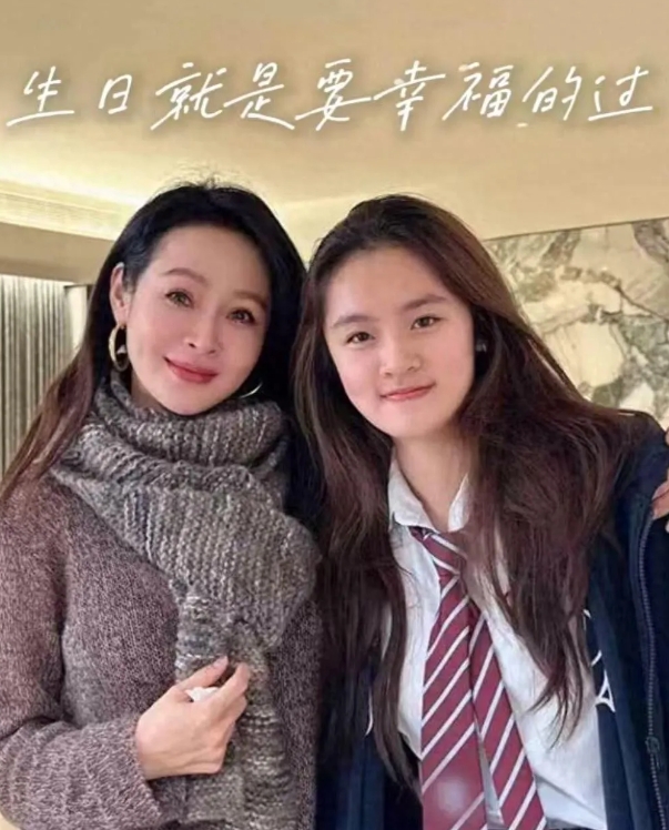 演员于明加与女儿合影，女儿今年十六岁，现在读高一了，皮肤白皙，五官清秀，身高快超