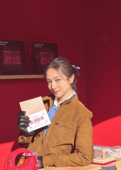 李兰迪什刹海MiuMiu线下活动～
今天零下光腿在冰面上！

李兰迪今日现身什刹