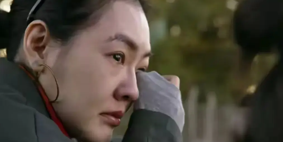 小S不愿退机票改签，
小S不给大S办葬礼，
小S把大S骨灰放家里，

大S因为迁