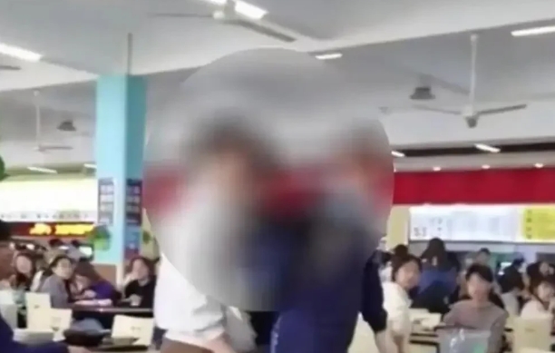 江苏师范大学食堂因为一个座位问题，上演了一场打架风波，最后还扯出个保研资格的谣言
