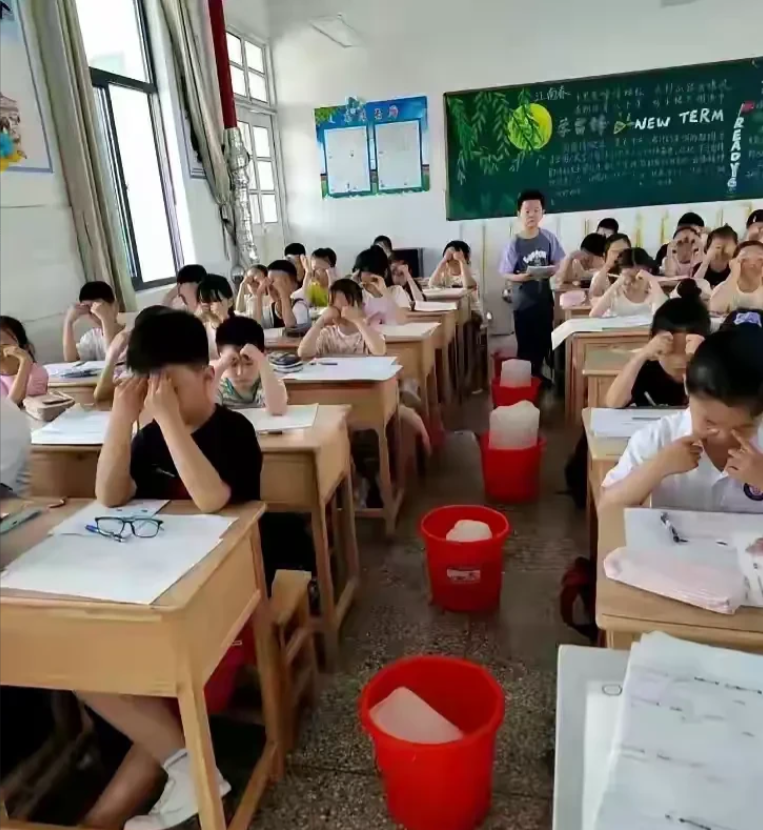 太奇怪了！在广东佛山，尽管天气炎热，但有一所学校并未安装空调。学生们在课堂上因高