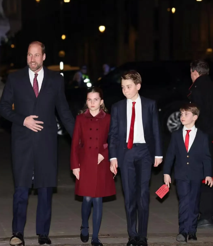 英国威廉王储一家出席圣诞活动，三个孩子的颜值好高啊!
11岁的乔治王子金发碧眼大