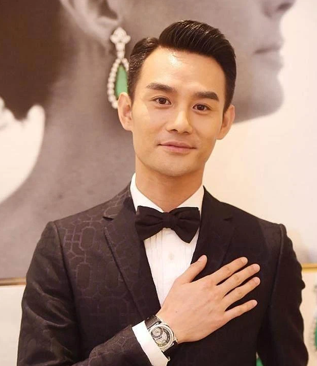 王凯妈妈就是王凯的一个活广告。王凯妈妈逢人就说:“我儿子王凯是大明星！”但王凯听