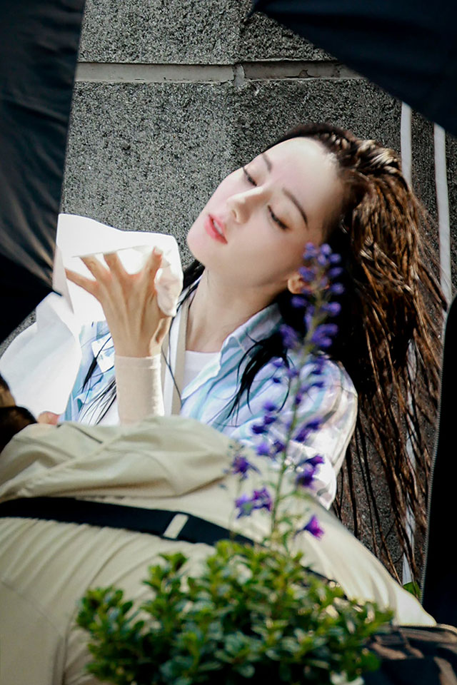 迪丽热巴湿发路透。此时此景，好想问一声：姐姐办卡吗