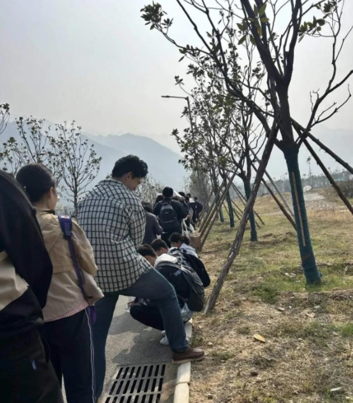 大学生真烂大街了？西安自来水厂招聘一百多人，现场竟排了五千人长队，其中最次的学历