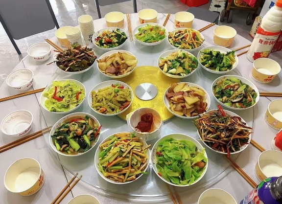 图一是男朋友来我家吃的饭！ 图二是我去男朋友家吃的饭！ 是不是差距太大了？ 这能