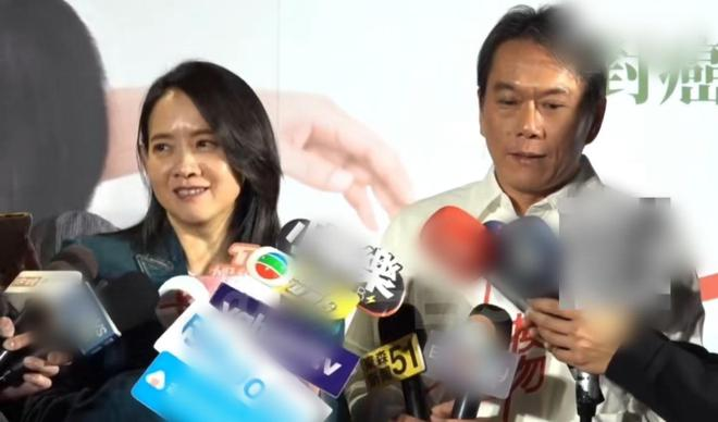 综艺上，曾宝仪忙着给曾志伟搓背，曾志伟不无感叹地说：“你好久都没有跟我一起洗澡了