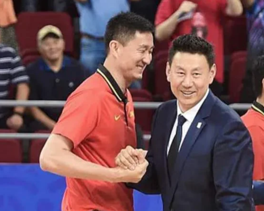 中国男篮需要怎样的主教练? 当然大多数球迷认为应该是杜锋，因为杜锋具备以下特征。