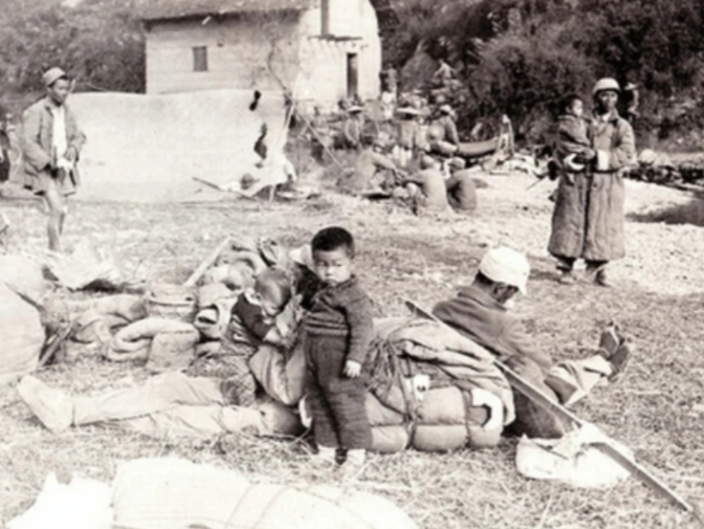 1940年，日军凌辱了村民宋大海的妻子，他却选择邀请日军喝酒。然而，就在日军喝到