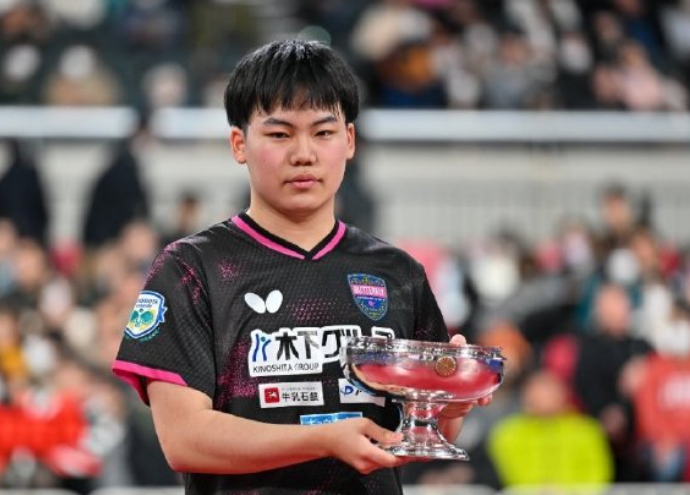 松岛辉空夺冠，与早田希娜开心合影，与张本美和合影时大不同