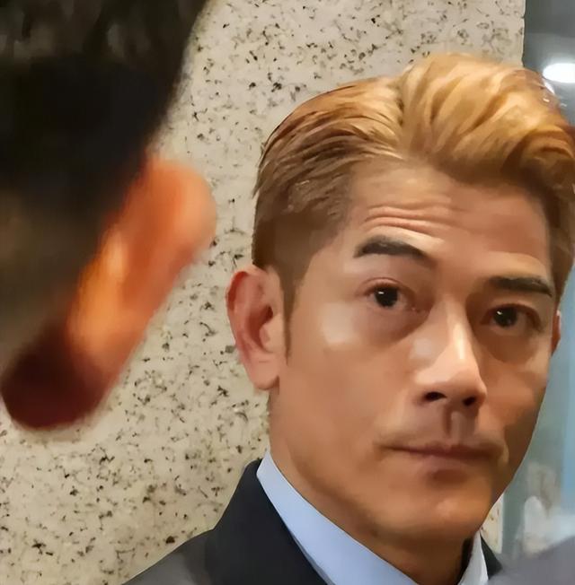 郭富城本人好幻灭,根本没有网上年轻帅气,就普通的小老头(郭富城老照片帅气)-第9张图片-九妖电影 郭富城本人好幻灭,根本没有网上年轻帅气,就普通的小老头(郭富城老照片帅气)-第9张图片-九妖电影